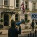 Hacen ruido afuera del hotel de Inglaterra pese a operativo