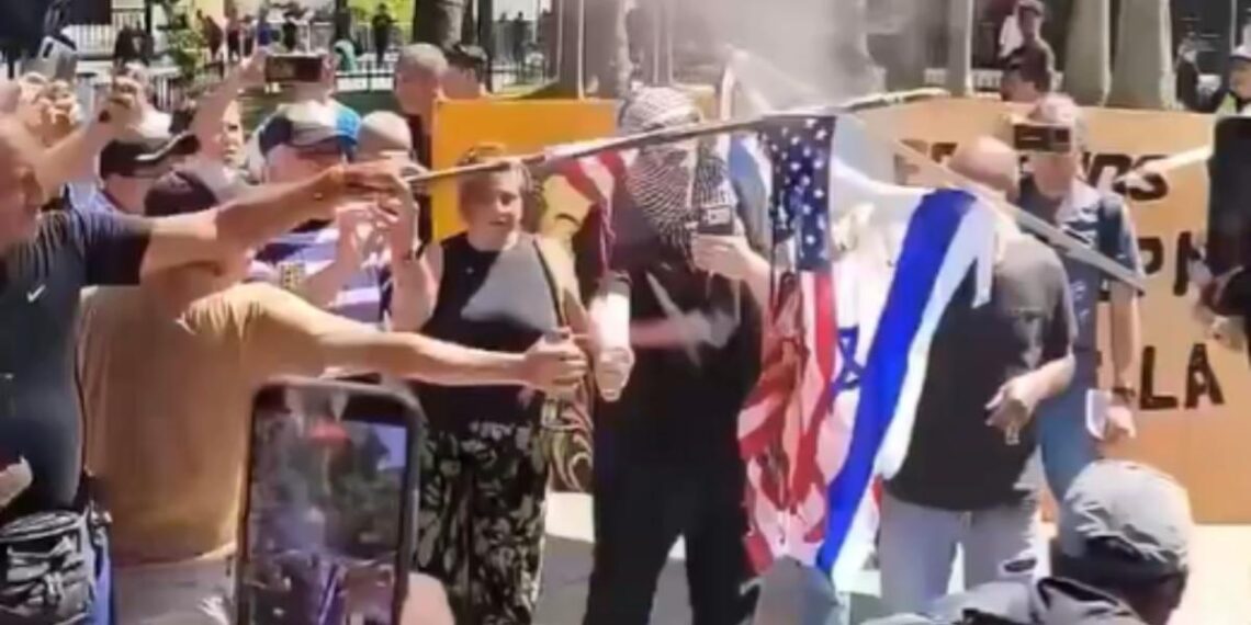Partidarios de Maduro queman bandera de EU durante protesta en Caracas