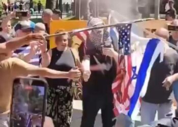Partidarios de Maduro queman bandera de EU durante protesta en Caracas