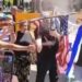 Partidarios de Maduro queman bandera de EU durante protesta en Caracas