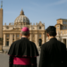 El Vaticano confirma la excomunión de los nuevos obispos lefebvrianos y de sus consagrantes, entre ellos el español Alfonso de Galarreta