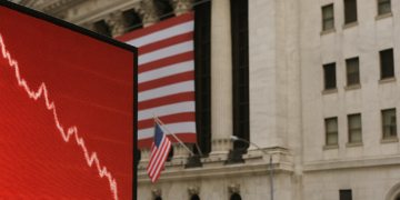 Wall Street negocia con pérdidas; acciones de fabricantes de chips retroceden