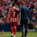 El Atlético protege a Julián y le evita otra bronca en el saludo final a la grada