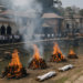 Van 781 muertos en Nepal; inician entierro masivo