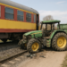 Momento en el que un tren embiste a un tractor que se quedó parado en un paso a nivel