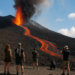 Preocupación en Sicilia por los centenares de turistas a escasos metros de ríos de lava tras la erupción del Etna