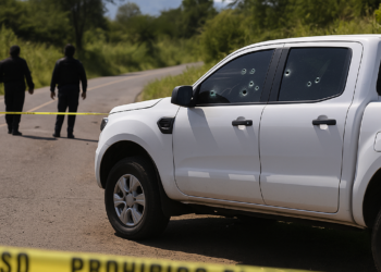 Disparan a camioneta en Michoacán; matan a madre y bebé