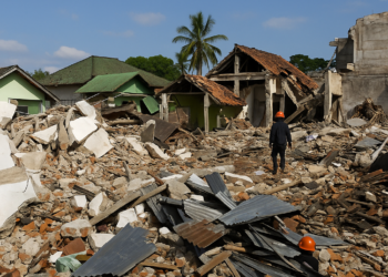 Suben a 51 los muertos tras terremoto de magnitud de 7,7 en Indonesia