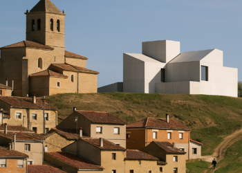 Una mujer nada en la piscina municipal de Castromonte, obra del arquitecto Óscar Miguel Ares.