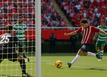 Chivas le gana por la mínima al Santos, vía penal