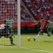Chivas le gana por la mínima al Santos, vía penal