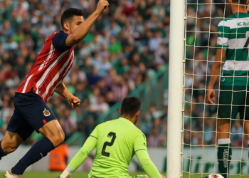 Chivas le gana por la mínima al Santos, vía penal