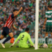 Chivas le gana por la mínima al Santos, vía penal