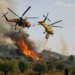 El impactante momento en que dos helicópteros chocaron mientras combatían un incendio forestal en Grecia