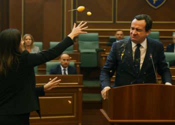 Escándalo en el Parlamento de Kosovo: una diputada lanzó huevos contra el primer ministro Albin Kurti