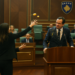 Escándalo en el Parlamento de Kosovo: una diputada lanzó huevos contra el primer ministro Albin Kurti