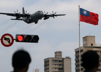 Tensión en Asia: un avión militar estadounidense sobrevoló el estrecho de Taiwán y el régimen chino vigiló la operación