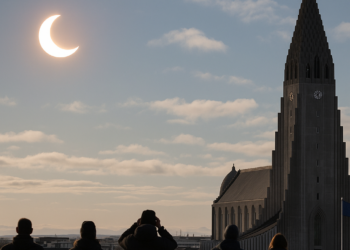 Alcanza eclipse a Islandia; se alista Europa para observarlo
