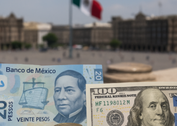 Peso mexicano registra mejor cierre frente al dólar desde mayo de 2024 y avanza en la semana