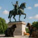 El monumento al emperador que no valía un mojón | Cultura
