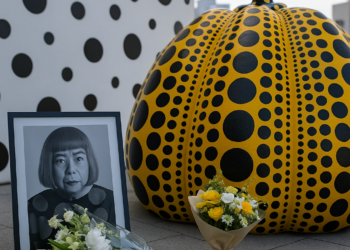 Murió Yayoi Kusama, la artista japonesa de 97 años que convirtió los lunares en un lenguaje del arte contemporáneo