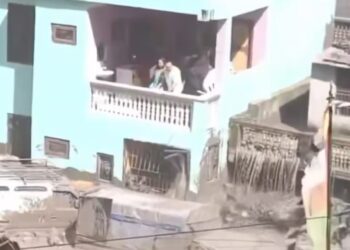 El impactante video de una familia que quedó atrapada en medio de la riada en Nepal y sobrevivió a la catástrofe