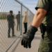 Así funcionan los polémicos guantes de descargas eléctricas que Trump planea suministrar a los agentes del ICE para controlar a inmigrantes ilegales detenidos