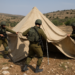 Soldados israelíes desmantelan una carpa de radicales que sitiaban una casa palestina en Cisjordania