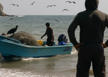 Entre amenazas de narcos y ataques de EU, pescadores de Ecuador sufren para ganarse el sustento