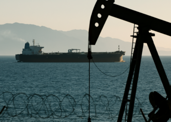 Petróleo cae levemente mientras mercado sopesa posible acuerdo sobre el estrecho de Ormuz