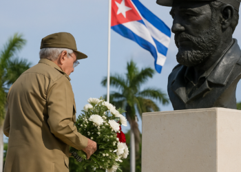 Reaparece Raúl Castro en público en homenaje a Fidel