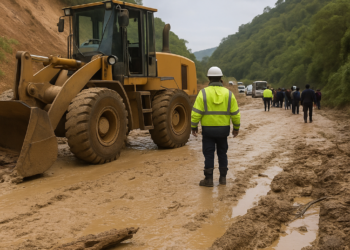 Evacúan a más de 300 personas varadas en carretera de Perú tras aluvión provocado por la dana Aníbal