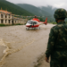 China suspendió las labores de rescate en Tíbet por el riesgo de nuevas inundaciones y endureció las restricciones de acceso a la región