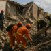 En carrera contrarreloj rescatistas intensifican búsqueda buscan a sobrevivientes del terremoto en Colombia