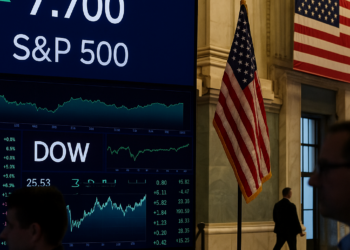 Supera S&P 500 los 7,700 puntos y el Dow hila segundo récord