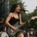 Nadie vio venir esto: Charli XCX al rescate del rock