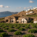 Casas en cuevas, vinos de suelo volcánico y solo 168 habitantes: así es Therasia, la vecina olvidada de Santorini