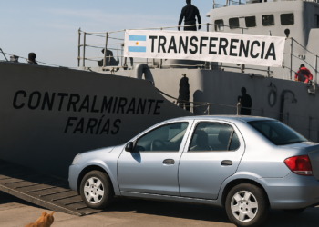 Entrega Argentina a Contralmirante Farías