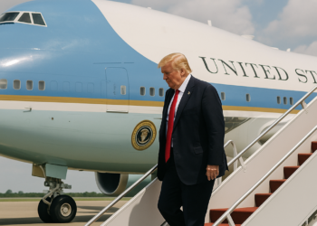 Confirma Trump haber bajado del Air Force One por amenaza