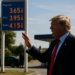 Trump exige a las petroleras que bajen los precios de la gasolina y ragaña al CEO de Chevron