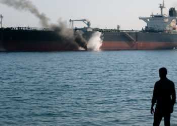 Un proyectil no identificado impacta en un petrolero frente a las costas de Omán