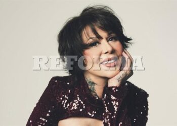 Se le sale la cadera a Alejandra Guzmán en show