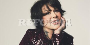 Se le sale la cadera a Alejandra Guzmán en show