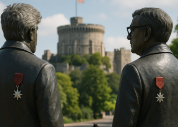 Pedro Almodóvar y Javier Cercas, oficial y caballero de la Legión de Honor francesa | Cultura