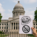 Avalan 'Ley Antimemes' en Senado