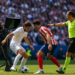 Los audios del VAR en el derbi: "El jugador del Madrid toca el balón, voy a cambiar la amarilla"