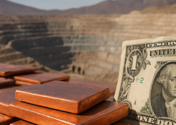 Precios del cobre suben por debilidad del dólar y escasez de oferta en China