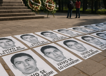 Caso Ayotzinapa: FGR identifica 17 nuevos investigados y profundiza línea de funerarias y teléfonos