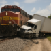 Las impactantes imágenes de un camión arrollado por un tren tras quedar atrapado en las vías