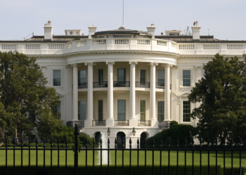 Lanza Casa Blanca TRUMP TV en medio de choque con medios
